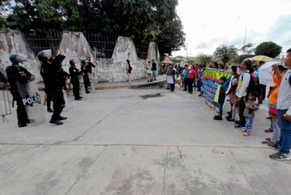 10 COMUNIDADES INDÍGENAS PROTESTARON EN EL FRONTIS DEL GOBIERNO REGIONAL DE LORETO