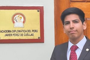 ESTUDIÓ EN SAN MARCOS, POSTULÓ A LA ACADEMIA DIPLOMÁTICA DEL PERÚ Y OBTUVO EL PRIMER PUESTO