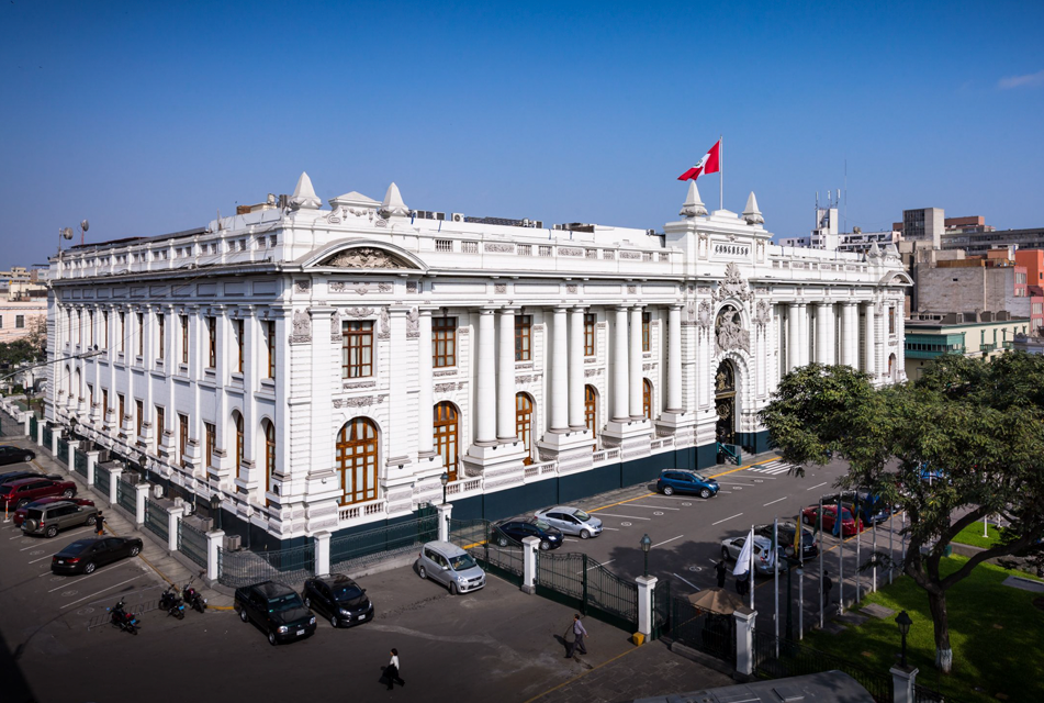 ALCALDES LLEGAN A LIMA PARA DEMANDAR RESTITUCIÓN DEL CANON Y MÁS RECURSOS DEL FONCOMUN