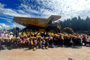 NEWMONT YANACOCHA DONA CAMIÓN GIGANTE A GRANJA PORCÓN COMO SÍMBOLO DE CONVIVENCIA ENTRE MINERÍA Y AGRICULTURA EN CAJAMARCA