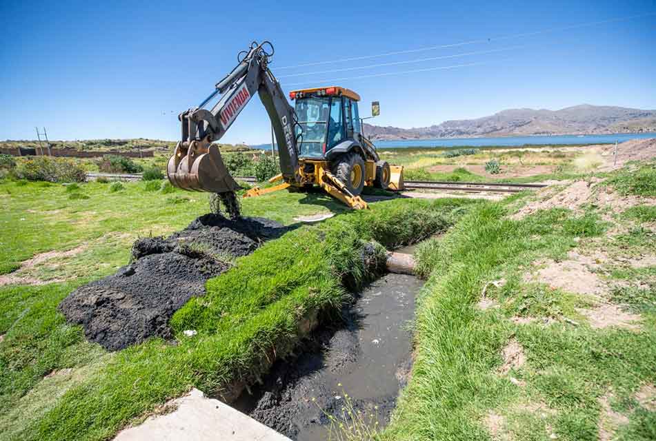 ¡MEJORARÁN ENTORNO DEL LAGO TITICACA! MINISTERIO DE VIVIENDA INICIA LIMPIEZA DE 11 CANALES AFLUENTES