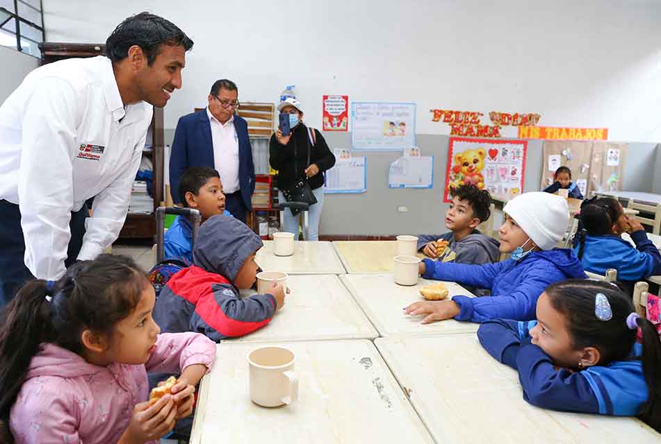 QALI WARMA SUPERVISA PILOTO DEL SERVICIO ALIMENTARIO ESCOLAR COMIDA CALIENTE EN COLEGIO DE BARRIOS ALTOS