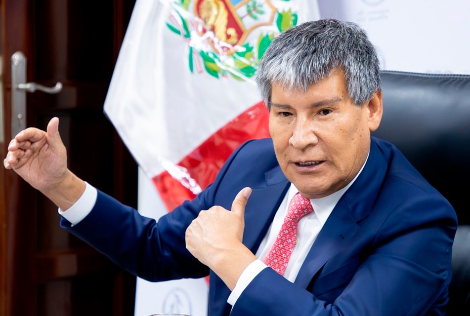 DENUNCIAN QUE WILFREDO OSCORIMA HA ABANDONADO A LA REGIÓN AYACUCHO