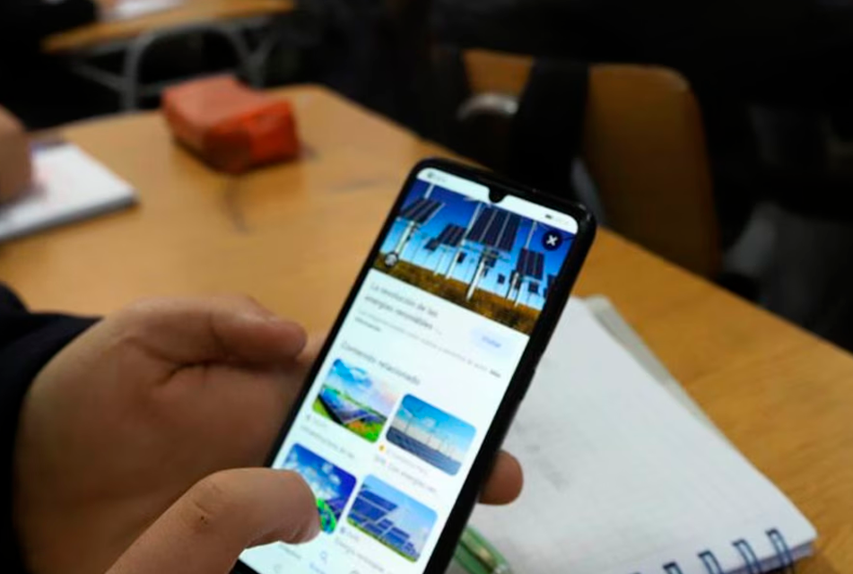 LA NUEVA LEY QUE REGULA EL USO DE CELULARES EN COLEGIOS NO SOLUCIONARÁ LOS PROBLEMAS DE APRENDIZAJE DE LOS ESTUDIANTES