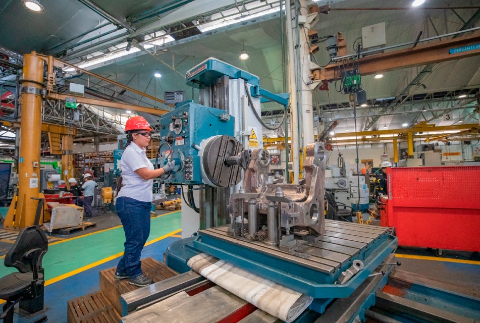 LU, LA BECARIA DE LORETO QUE DESAFÍA ESTEREOTIPOS EN LA INDUSTRIA DE LA MAQUINARIA PESADA