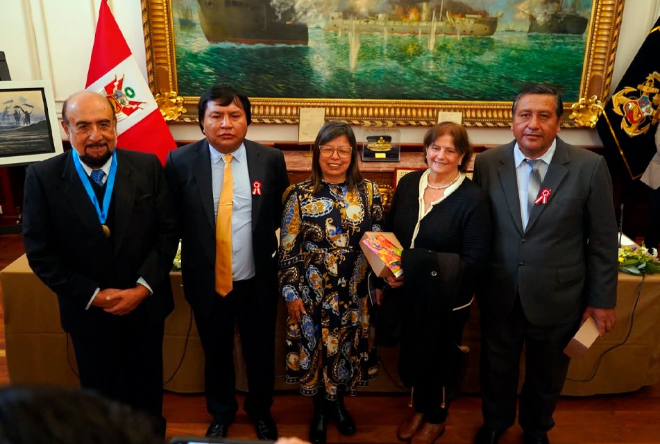 MAESTROS SON RECONOCIDOS Y HOMENAJEADOS EN EL CONGRESO DE LA REPÚBLICA