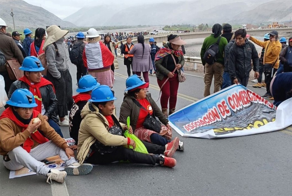 MINEROS ARTESANALES MANTIENEN BLOQUEOS EN SIETE CARRETERAS CLAVE DEL SUR