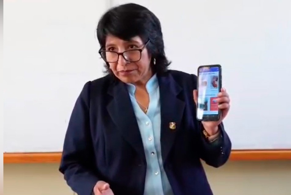 DOCENTE DE HUANCAVELICA ES RECONOCIDA COMO LA MEJOR MAESTRA LECTORA DEL MES