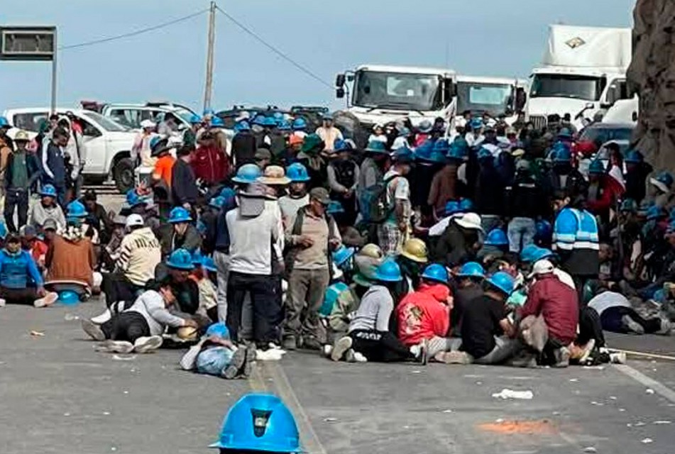 BLOQUEO DE MINEROS INFORMALES EN EL SUR AFECTA ACTIVIDADES PRODUCTIVAS DE ICA