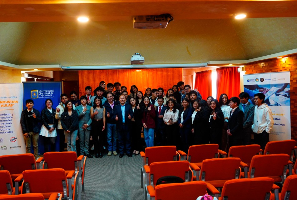 EXPERTOS DE LA UNC, NEWMONT YANACOCHA, Y BECHTEL COMPARTEN SU EXPERIENCIA EN CONTABILIDAD DE PROYECTOS CON UNIVERSITARIOS
