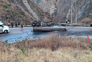 OEFA SUPERVISA VOLCADURA DE UN CAMIÓN CISTERNA EN LA CARRETERA CENTRAL