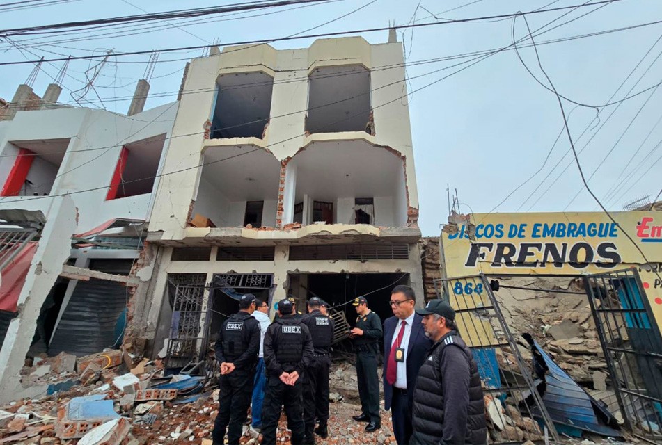 TRUJILLO: TRES PERSONAS HERIDAS Y MÁS DE 20 VIVIENDAS AFECTADAS DEJA ATENTADO CON DINAMITA