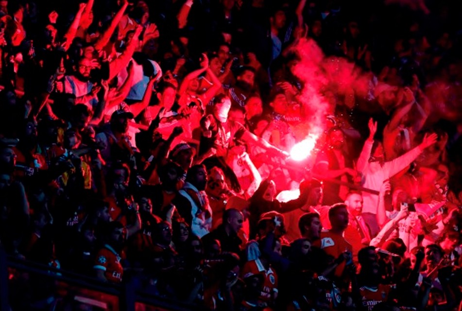 INDECOPI DISPONE SANCIONAR AL CLUB UNIVERSITARIO POR PERMITIR INGRESO DE BENGALAS AL ESTADIO MONUMENTAL