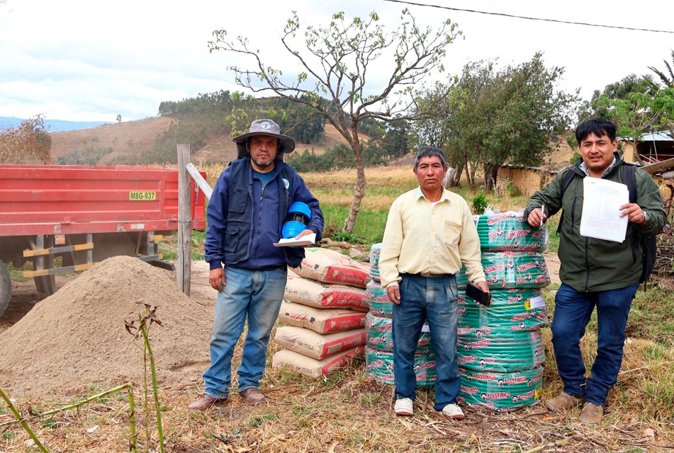 EN COLABORACIÓN CON LA EMPRESA NEWMONT YANACOCHA, LA JUNTA DE USUARIOS DEL RÍO MASHCÓN REALIZÓ LA ENTREGA DE MATERIALES PARA LA MEJORA DEL CANAL DE RIEGO “LOS ALISOS”