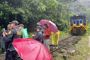 BLOQUEO DE VÍA FÉRREA A MACHU PICCHU AFECTA A TURISTAS Y COMERCIO