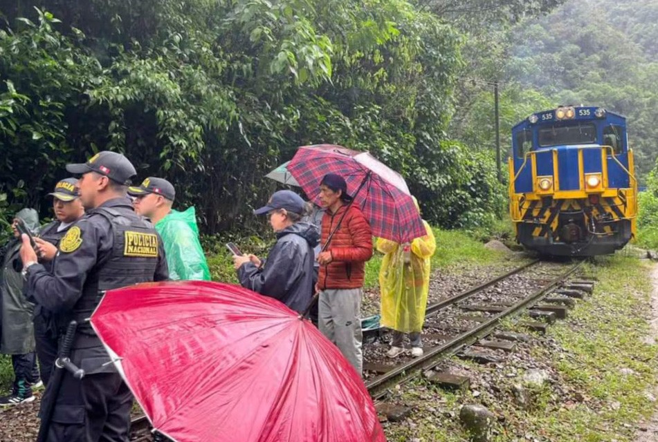 BLOQUEO DE VÍA FÉRREA A MACHU PICCHU AFECTA A TURISTAS Y COMERCIO