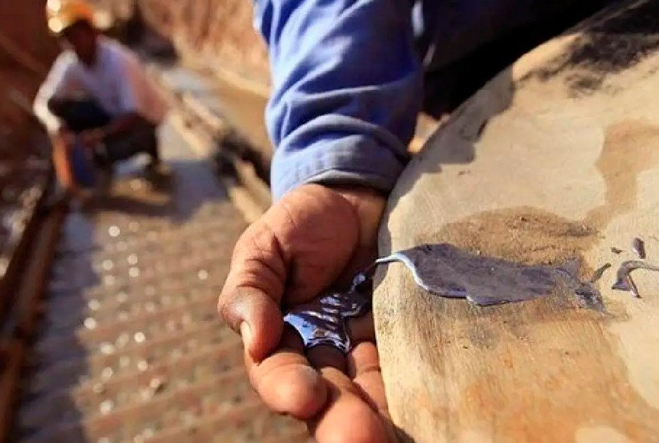 EL USO DESCONTROLADO DE MERCURIO  POR LA MINERÍA ILEGAL AMENAZA LA SALUD PÚBLICA