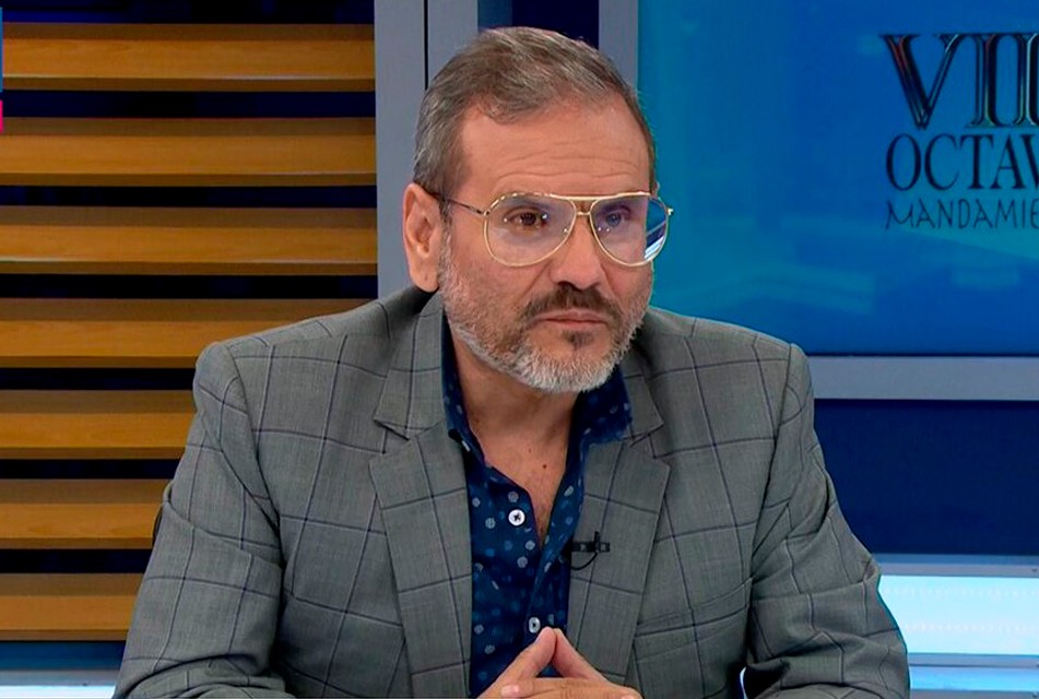 MINISTRO SANTIVÁÑEZ DEMUESTRA FALTA DE RESPETO A INSTITUCIONES Y ROMPE EL CONTROL DE PODERES