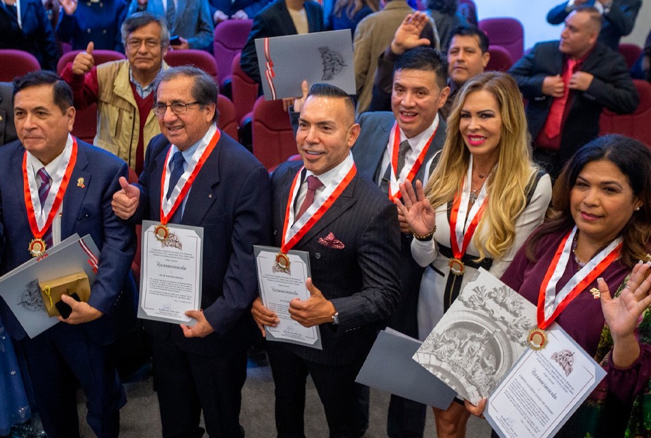 CONGRESO RECONOCE A PERUANOS DESTACADOS EN EL EXTERIOR