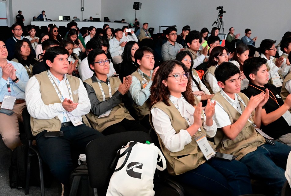 MÁS DE 300 JÓVENES UNIVERSITARIOS Y TÉCNICOS FORTALECIERON SU LIDERAZGO EN PERUMIN 37