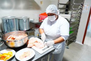 MINISTRA LESLY SHICA Y PRESIDENTE JOSÉ JERÍ SUPERVISAN PREPARACIÓN DE DESAYUNOS ESCOLARES EN PUENTE PIEDRA