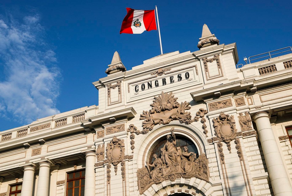 CONGRESO DE LA REPÚBLICA ESTÁ TOMANDO MEDIDAS POPULISTAS QUE INCREMENTARÍAN LA DEUDA PÚBLICA AL 70% DEL PBI