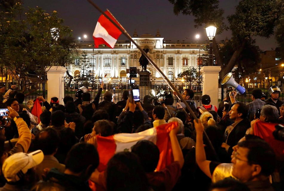 LA DESCONFIANZA POLÍTICA AMENAZAN CON ACRECENTAR LA CRISIS EN EL PAÍS