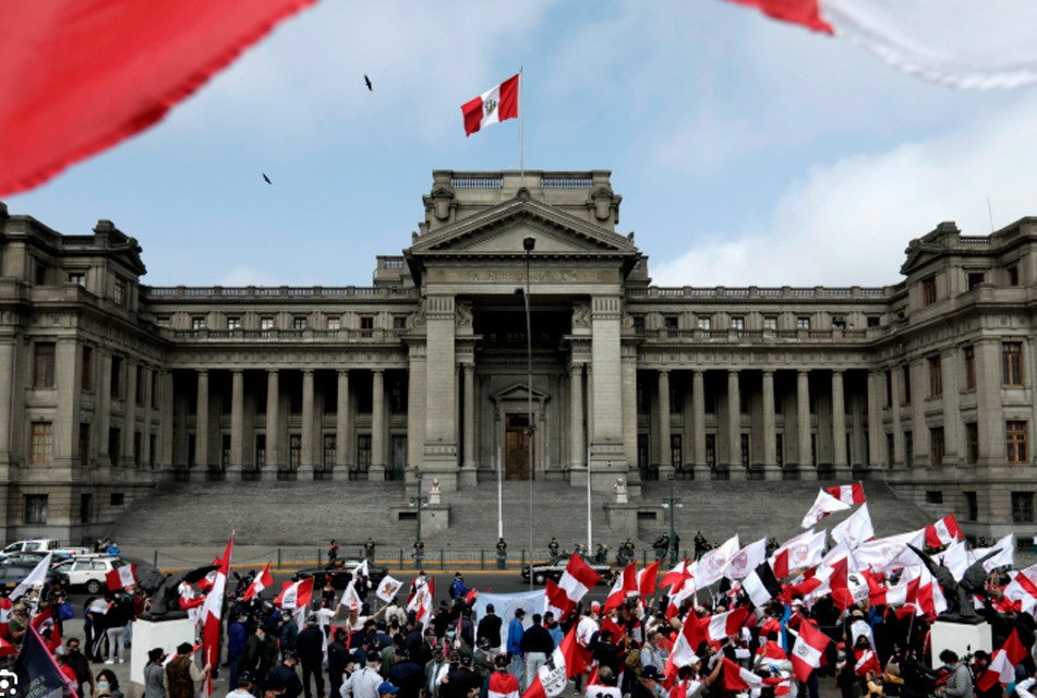 INESTABILIDAD POLÍTICA ESTÁ FRENANDO LAS INVERSIONES EXTRANJERAS EN EL PERÚ