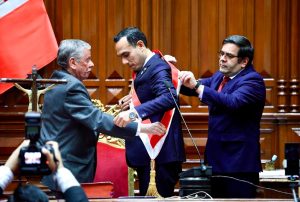 GOBIERNO DE JOSÉ JERÍ INICIÓ DEBILITADO Y PODRÍA AGRAVAR LA CRISIS POLÍTICA DEL PAÍS