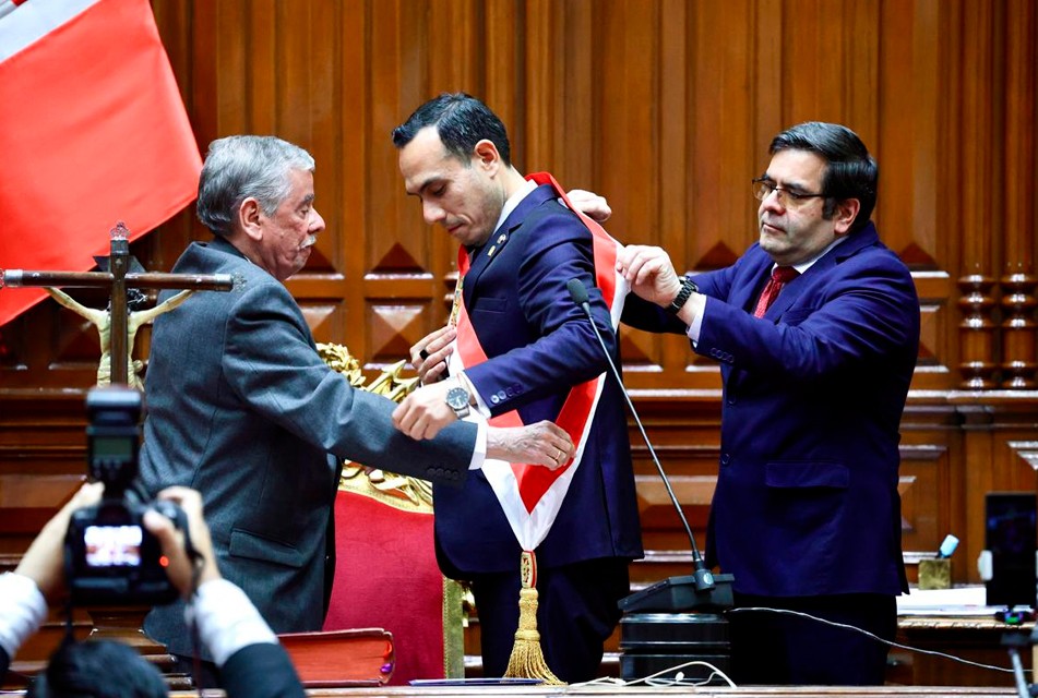 GOBIERNO DE JOSÉ JERÍ INICIÓ DEBILITADO Y PODRÍA AGRAVAR LA CRISIS POLÍTICA DEL PAÍS