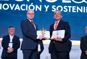 RILDO RODRÍGUEZ, DEL INGEMMET, OBTIENE EL PREMIO NACIONAL DE MINERÍA EN PERUMIN 37
