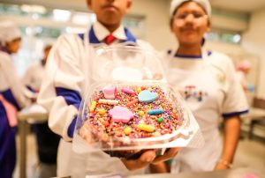 ESCOLARES RINDEN HOMENAJE AL SEÑOR DE LOS MILAGROS PREPARANDO TURRONES EN MODERNO TALLER DE INDUSTRIAS ALIMENTARIAS