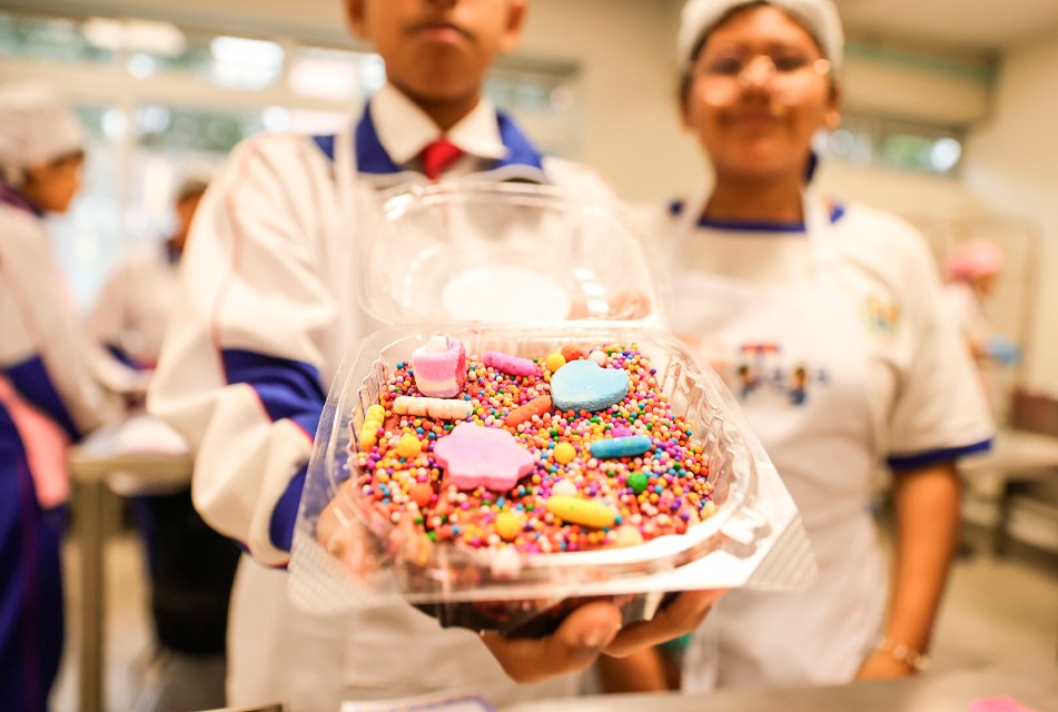 ESCOLARES RINDEN HOMENAJE AL SEÑOR DE LOS MILAGROS PREPARANDO TURRONES EN MODERNO TALLER DE INDUSTRIAS ALIMENTARIAS