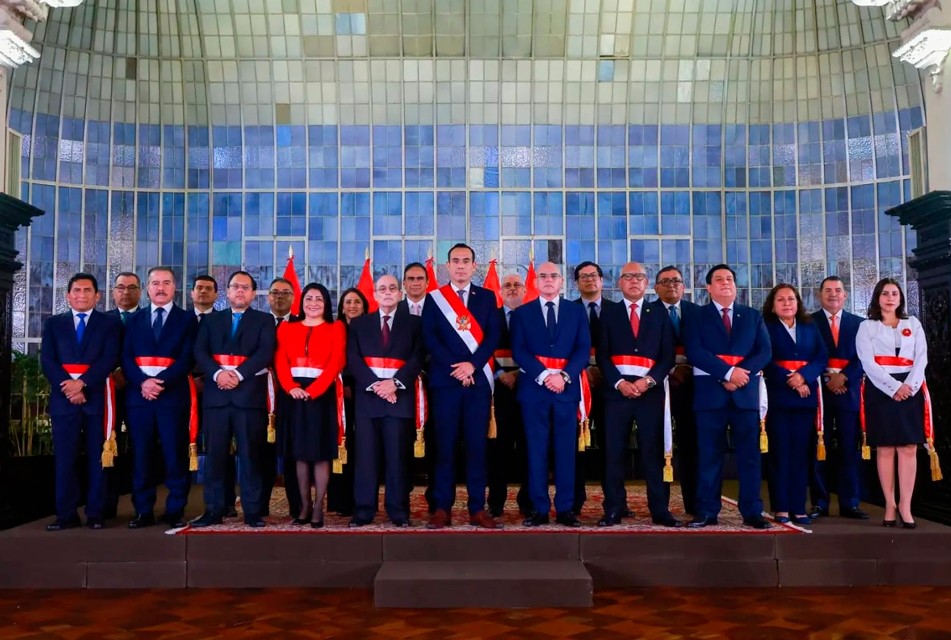 PRESIDENTE  JOSÉ JERÍ  TOMÓ JURAMENTO A SUS  MINISTROS DE ESTADO