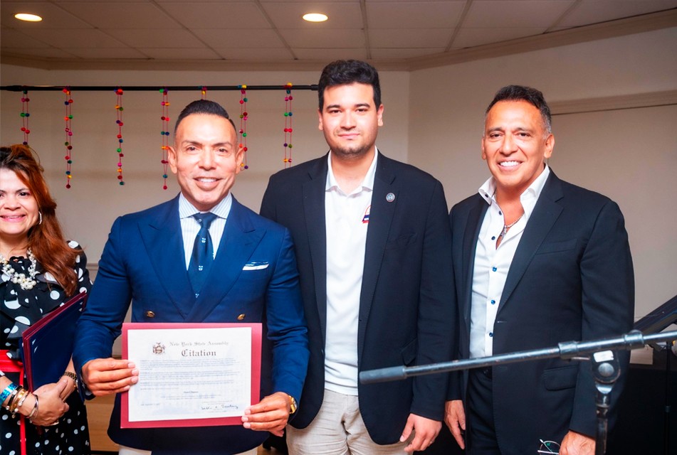 JUAN CHIPOCO RECIBE DOBLE HOMENAJE DEL CONGRESO PERUANO
