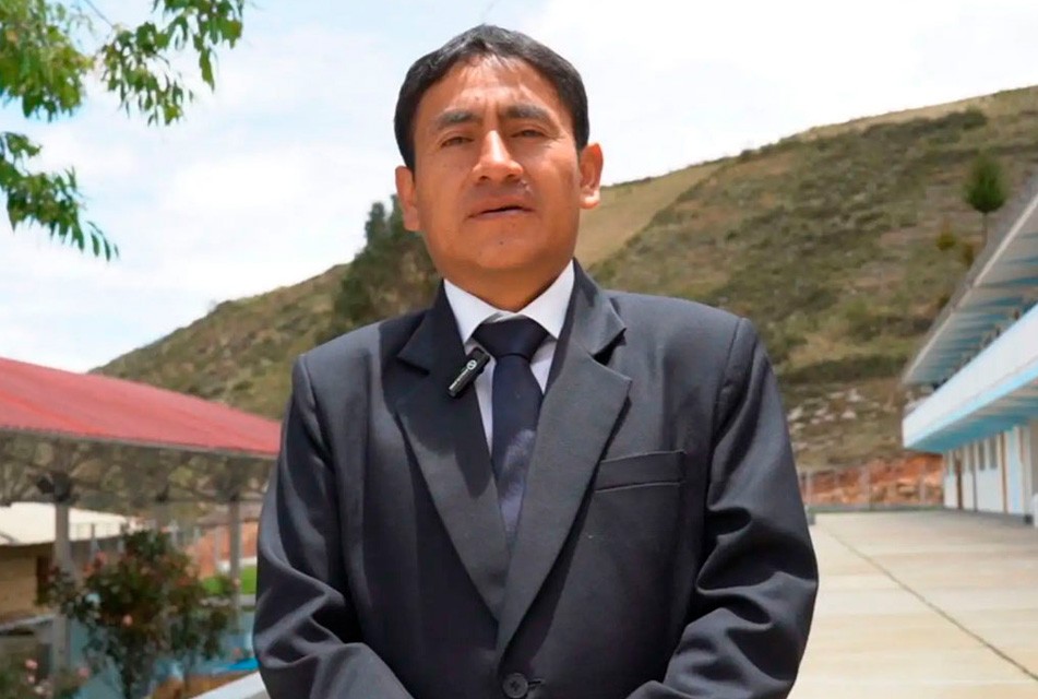 DOCENTE CAJAMARQUINO ALEJANDRO ASENCIO ES RECONOCIDO COMO EL MEJOR MAESTRO LECTOR DE JULIO POR DERRAMA MAGISTERIAL Y LIBRERÍAS CRISOL