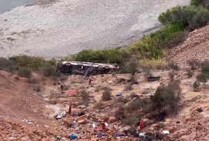 AREQUIPA: 37 FALLECIDOS Y 16 HERIDOS DEJA CAÍDA DE BUS INTERPROVINCIAL A UN ABISMO DE 200 METROS TRAS CHOCAR CON CAMIONETA