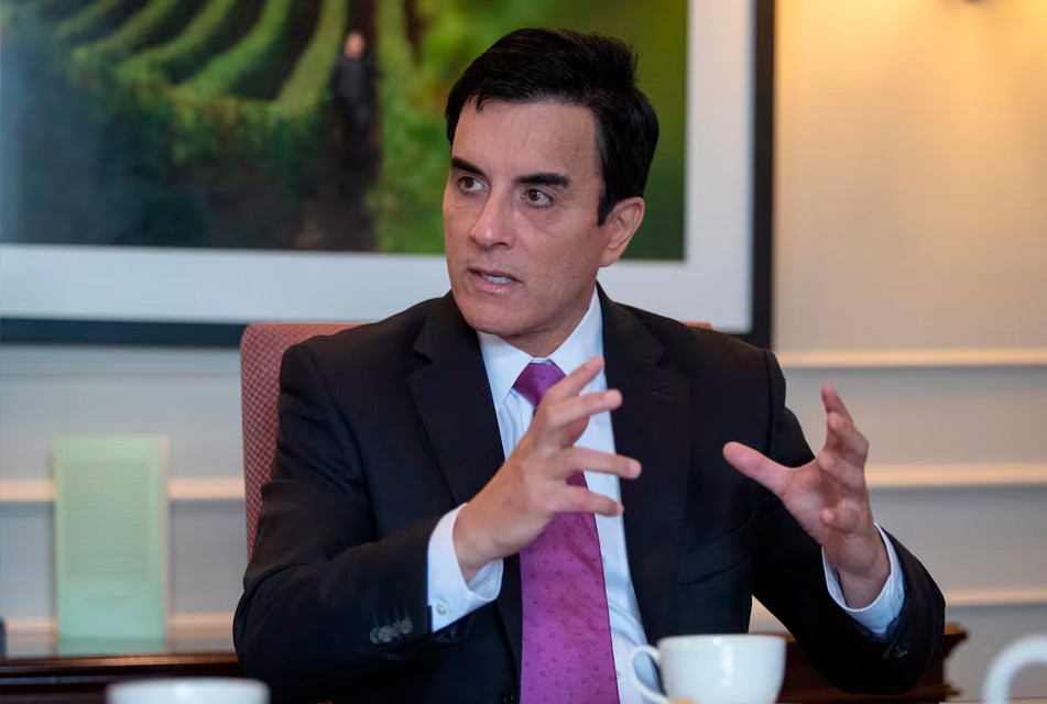 CARLOS ESPÁ IRRUMPE EN LA ESCENA POLÍTICA CON UN PLAN ECONÓMICO AGRESIVO Y PROMESAS DE REFORMA FISCAL Y SOCIAL