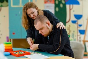 LA IMPORTANCIA DE LOS CUIDADORES EN LA VIDA DE LAS PERSONAS DISCAPACITADAS Y SUS FAMILIAS