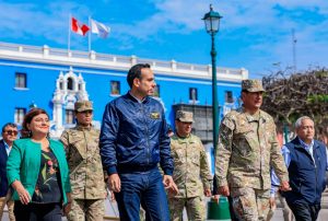 PRESIDENTE JOSÉ JERÍ ENTREGA EQUIPOS DE SEGURIDAD A LA POLICÍA NACIONAL