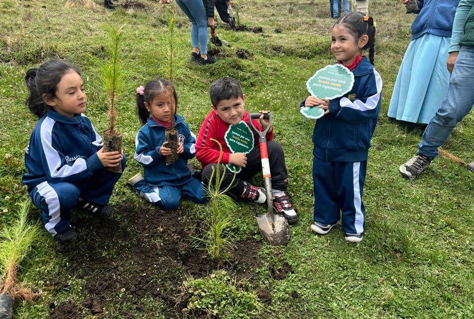 JÓVENES FORESTALES DE LA UNC SIEMBRAN VIDA EN LA SEMANA FORESTAL JUNTO A NEWMONT FONCREAGRO