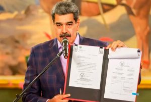 VENEZUELA: NICOLÁS MADURO ORDENA CREAR COMANDOS DE DEFENSA EN CASO DE "LUCHA ARMADA" ANTE DESPLIEGUE DE ESTADOS UNIDOS