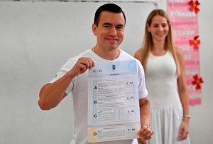 ECUADOR: NOBOA APARTA DE SUS CARGOS A SEIS MINISTROS TRAS DERROTA EN EL REFERENDO