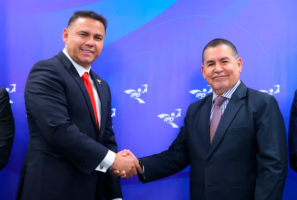 MINISTRO JORGE FIGUEROA PRESENTÓ A NUEVO PRESIDENTE DEL IPD