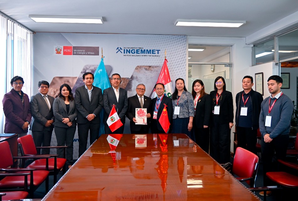 DELEGACIÓN DEL SERVICIO GEOLÓGICO DE CHINA SOSTIENE REUNIÓN BILATERAL CON EL INGEMMET