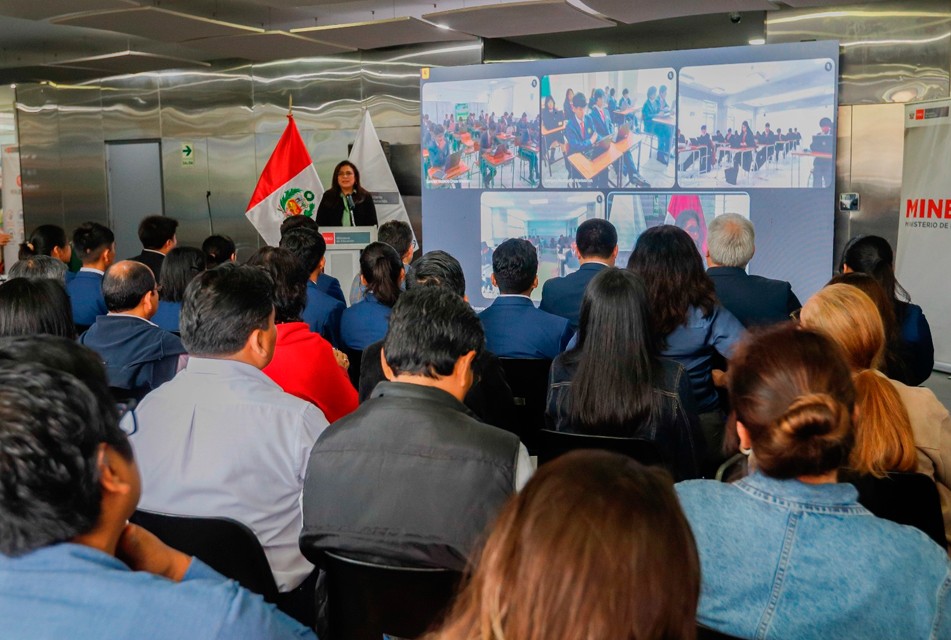 AULA DIGITAL DEL MINEDU BUSCA TRANSFORMAR LA ENSEÑANZA EN LOS COAR