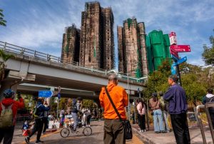 HONG KONG INICIA TRES DÍAS DE LUTO MIENTRAS AVANZA INVESTIGACIÓN DEL INCENDIO DE TAI PO