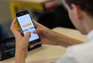 CHILE APRUEBA LEY QUE PROHÍBE USO DE CELULARES EN COLEGIOS DESDE MARZO DEL 2026