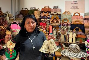 ARTESANAS PIURANAS LLEVAN EL TEJIDO EN PAJA TOQUILLA A LA FERIA NACIONAL RURAQ MAKI EN LIMA