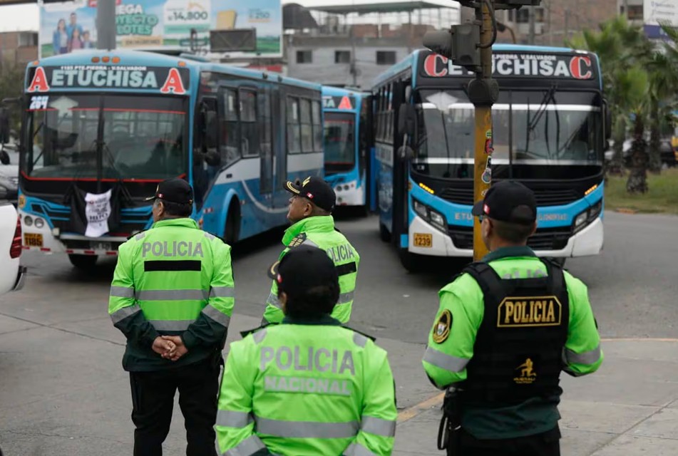 TRANSPORTISTAS VAN AL PARO EN DEMANDA DE PARTICIPACIÓN DE FFAA EN PROTECCIÓN DE BUSES